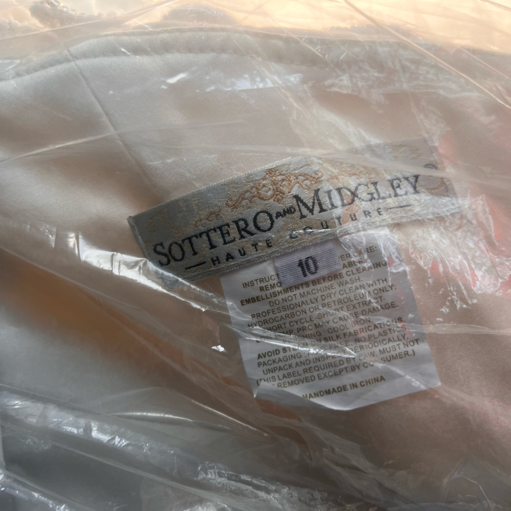 Sottero & Midgley DISCONTINUED Renita wedding dress in IVORY, and Veil. - Picture 12 of 15